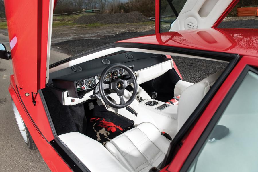 Интерьер Lamborghini Countach LP500 S 1984 года  (фото 23 из 34)